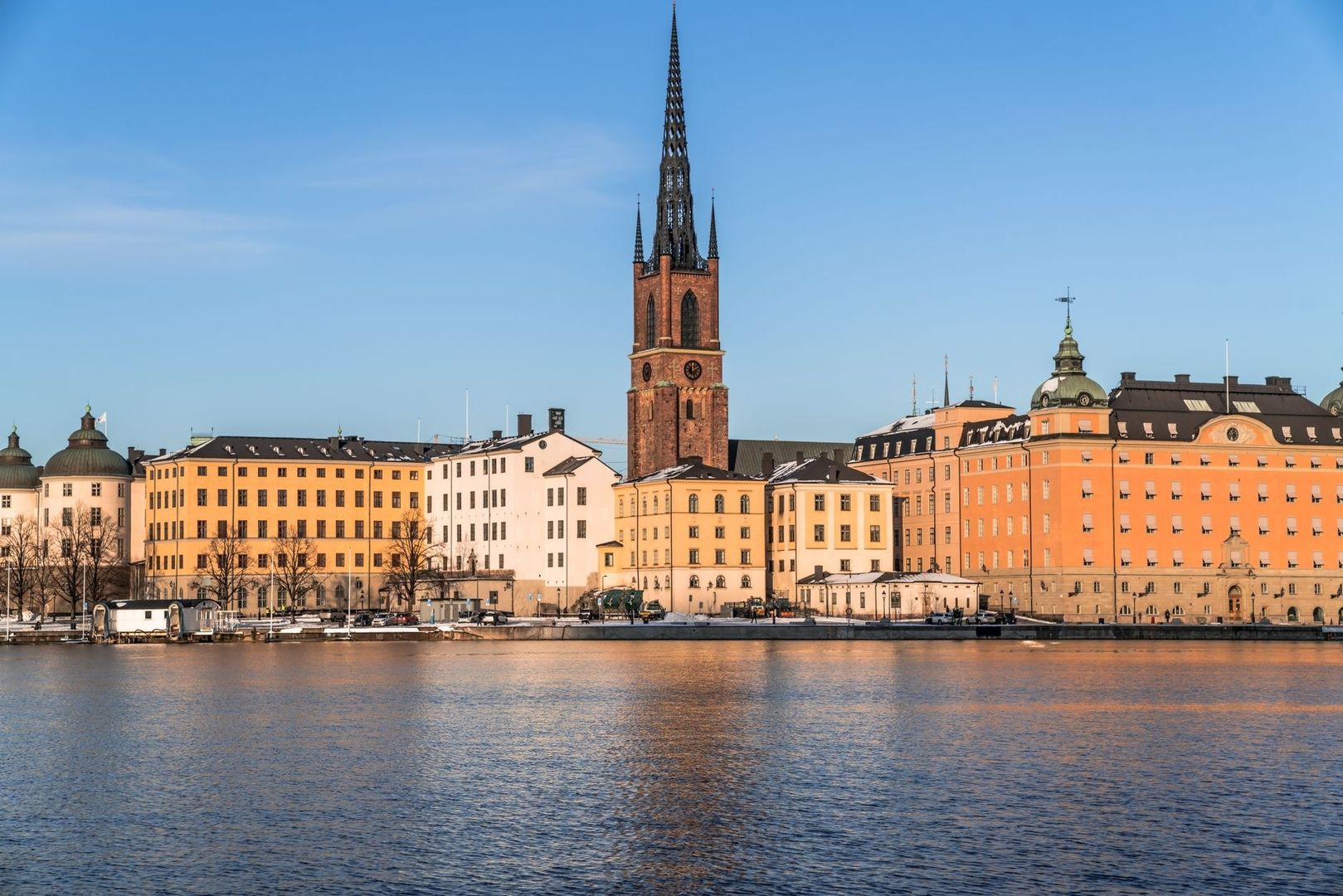 Stockholms strandlinje med Riddarholmskyrkans spetsiga torn