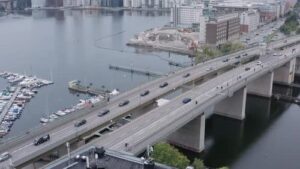 Liljeholmsbron med tät trafik över vattnet vid Hornstull